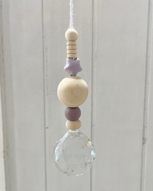 Handgemachter Suncatcher Sonnenfänger No15 mit Holzperlen, mauve, Boho-Fensterdeko