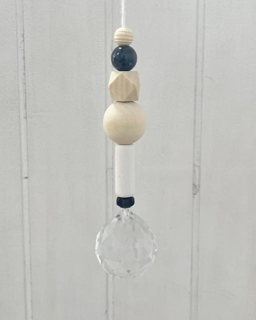 Handgemachter Suncatcher Sonnenfänger mit Holzperlen, schwarz/weiß, Boho-Fensterdeko