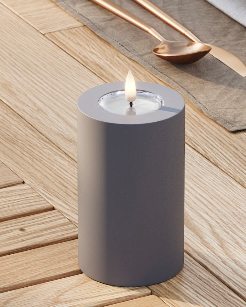 Deluxe Homeart LED Stumpenkerze grau Outdoor 7,5x12,5 cm