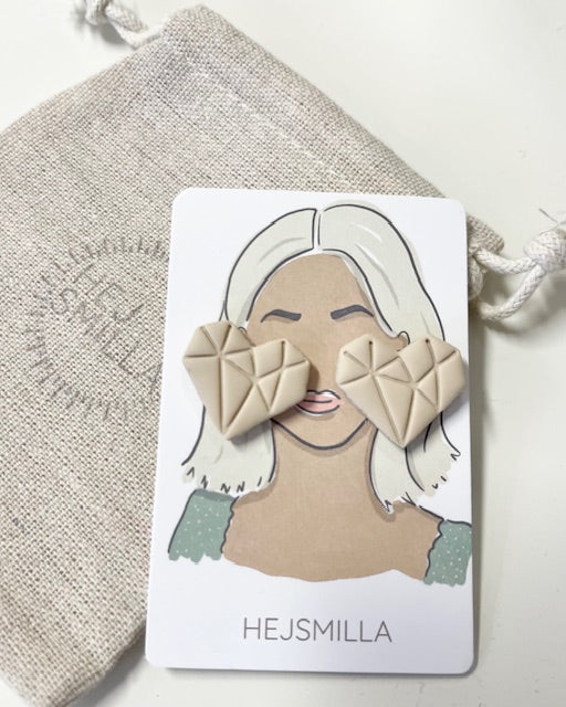 Ohrringe HejSmilla "Heart Statement" beige