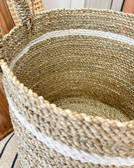 Handgeflochtener Korb aus Naturgras mit weißem Streifen