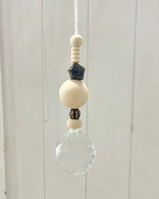 Handgemachter Suncatcher Sonnenfänger No1 mit Holzperlen und Keramikperlen in 2 verschiedenen Farben, Boho-Fensterdeko