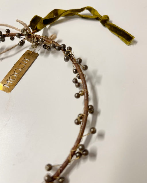 Mini-Kranz „Nordische Eleganz“ – Braun mit Mini-Metallperlen und Samtband, 12cm