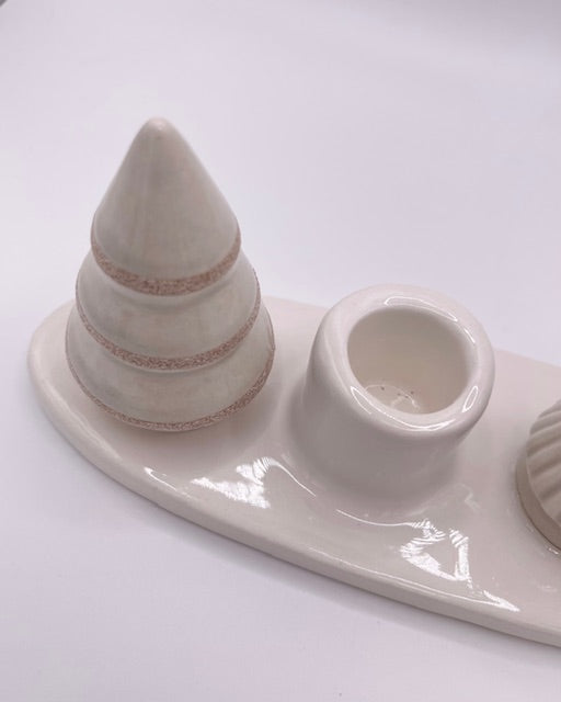 Nordische Gemütlichkeit – Kerzenleuchter mit Tannenbäumchen in Creme