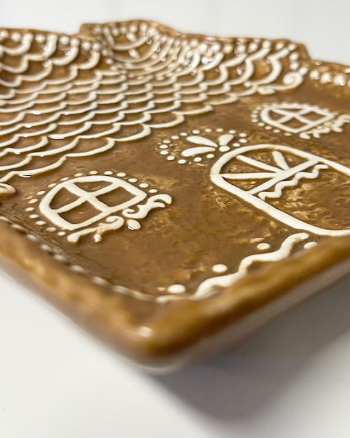 Liebevoll serviert – festliche Keramikschale im Lebkuchenhaus-Design