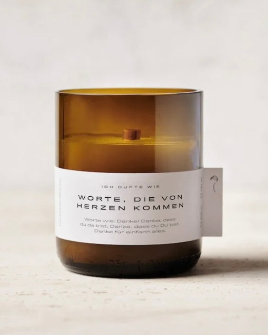 Nachhaltige Duftkerze aus recycelten Flaschen – Handgegossen aus reinem Sojawachs mit Knister-Holzdocht "Worte, die von Herzen kommen"