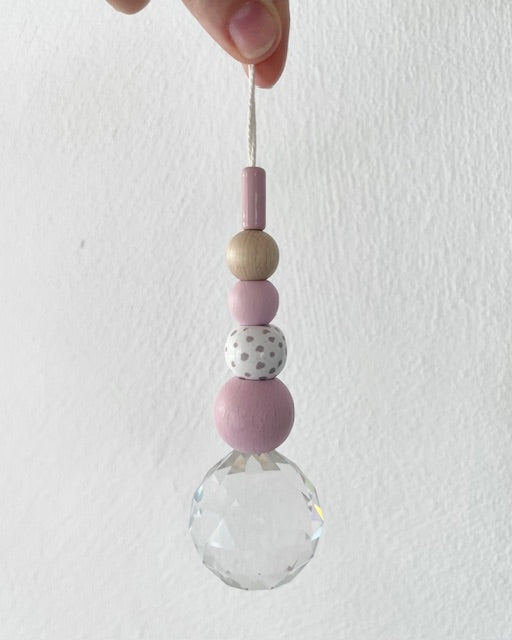 Suncatcher Holz- und Keramikperlen rosa/weiß/Dots