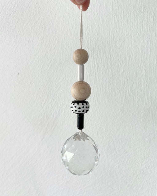 Suncatcher Holz-und Keramikperlen schwarz/weiß