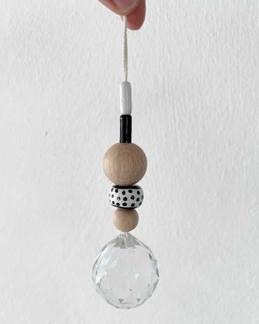 Suncatcher Holz-und Keramikperlen schwarz/weiß