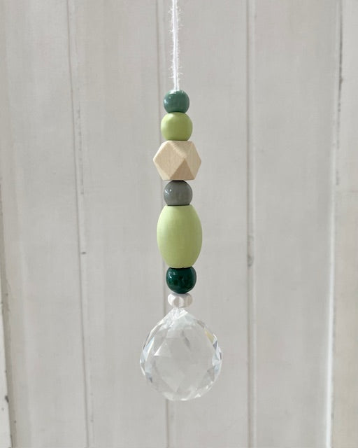 Handgemachter Suncatcher Sonnenfänger mit Holzperlen Grüntöne, Boho-Fensterdeko