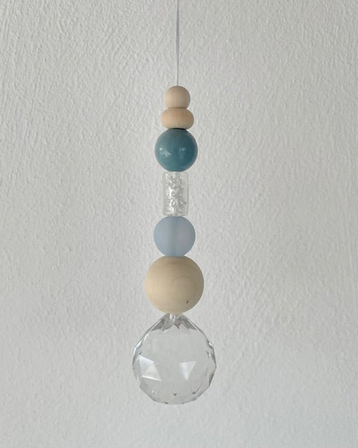 Handgemachter Suncatcher Sonnenfänger No12 mit Holzperlen, blau, Boho-Fensterdeko