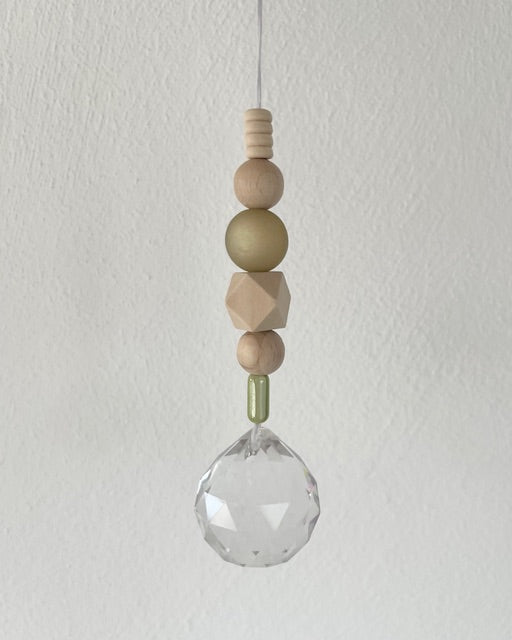 Handgemachter Suncatcher Sonnenfänger No13 mit Holzperlen, grün, Boho-Fensterdeko