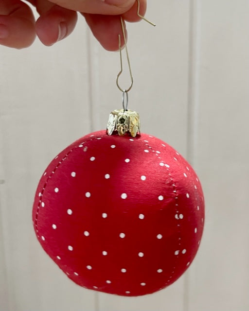 Weihnachtsbaumkugel Stoff rot Punkte