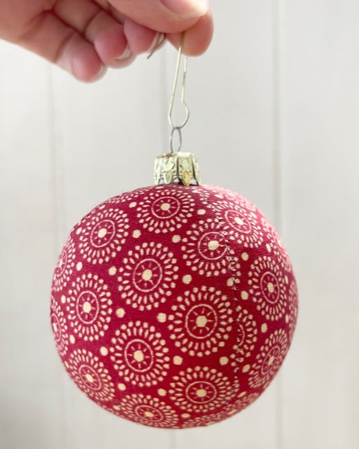 Weihnachtsbaumkugel Stoff rot mit Kreisen