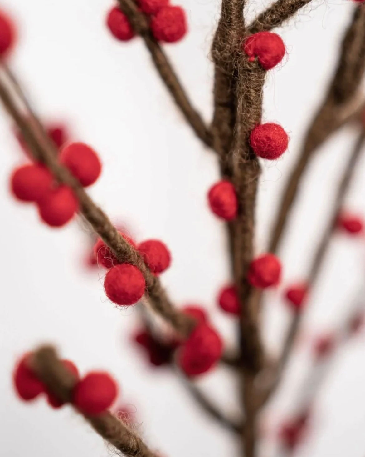 Gry & Sif Filzzweig mit roten Beeren – Handgefilzte Winterdeko im skandinavischen Stil