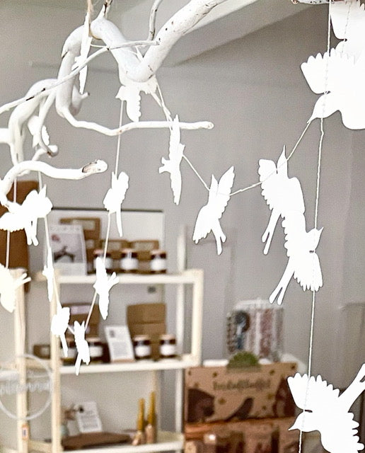 Papiergirlande "Schwalben" - Weiße Vogel-Deko aus Pappe, 3m