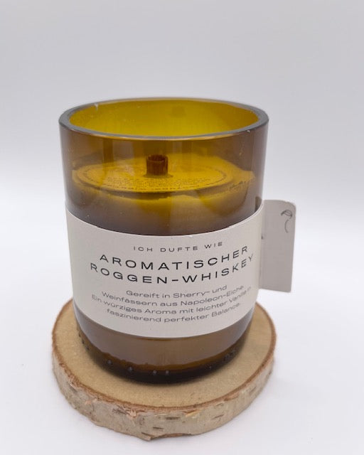 Nachhaltige Duftkerze aus recycelten Flaschen – Handgegossen aus reinem Sojawachs mit Knister-HolzdochtAromatischer Roggen-Whiskey