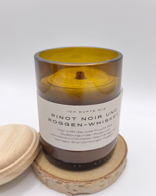 Nachhaltige Duftkerze aus recycelten Flaschen – Handgegossen aus reinem Sojawachs mit Knister-Holzdocht Pinot Noir und Roggen-Whiskey