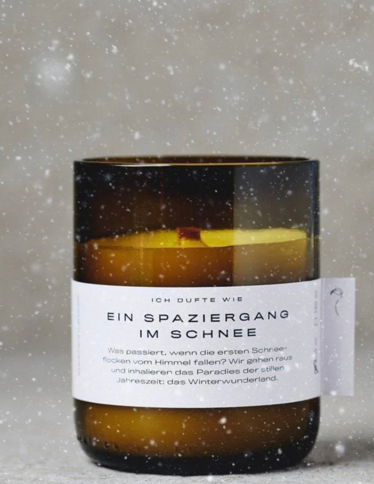 Nachhaltige Duftkerze aus recycelten Flaschen – Handgegossen aus reinem Sojawachs mit Knister-Holzdocht "Ein Spaziergang im Schnee"