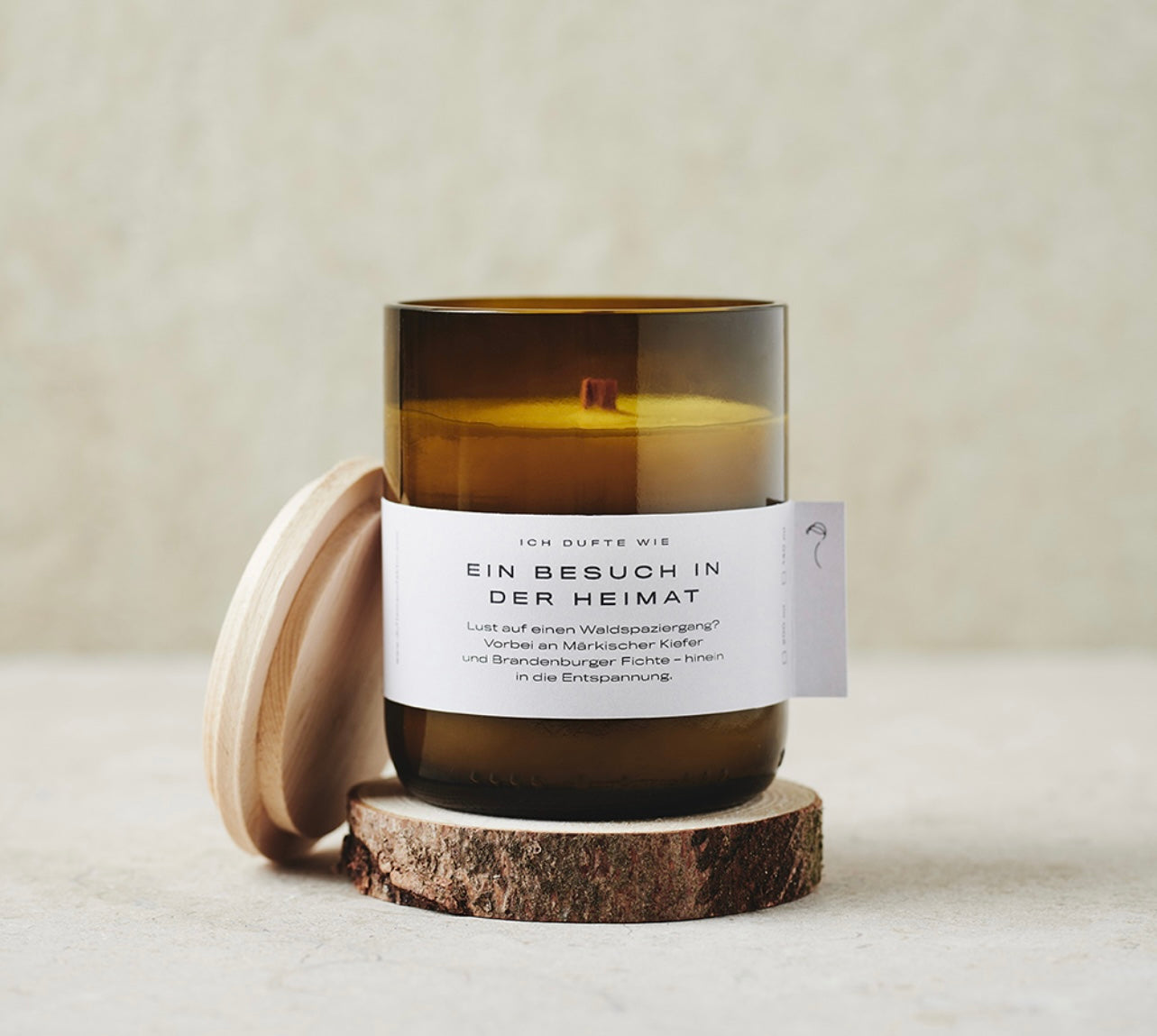Nachhaltige Duftkerze aus recycelten Flaschen – Handgegossen aus reinem Sojawachs mit Knister-Holzdocht "Ein Besuch in der Heimat"