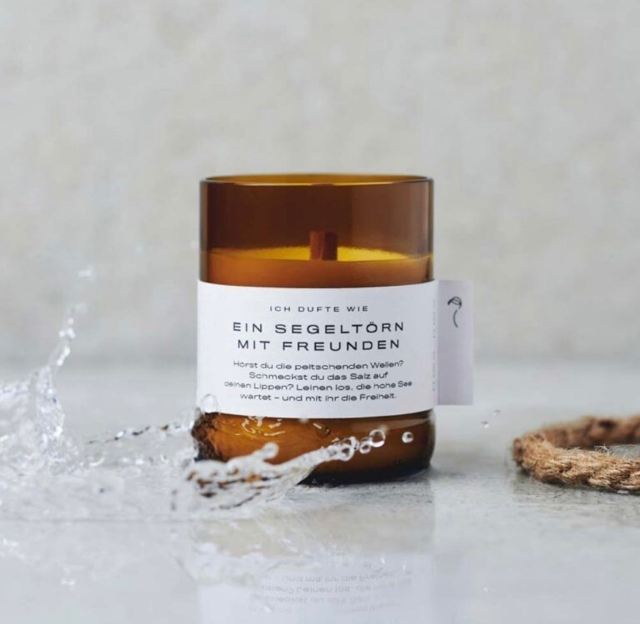 Nachhaltige Duftkerze aus recycelten Flaschen – Handgegossen aus reinem Sojawachs mit Knister-Holzdocht "Ein Segeltörn mit Freunden"