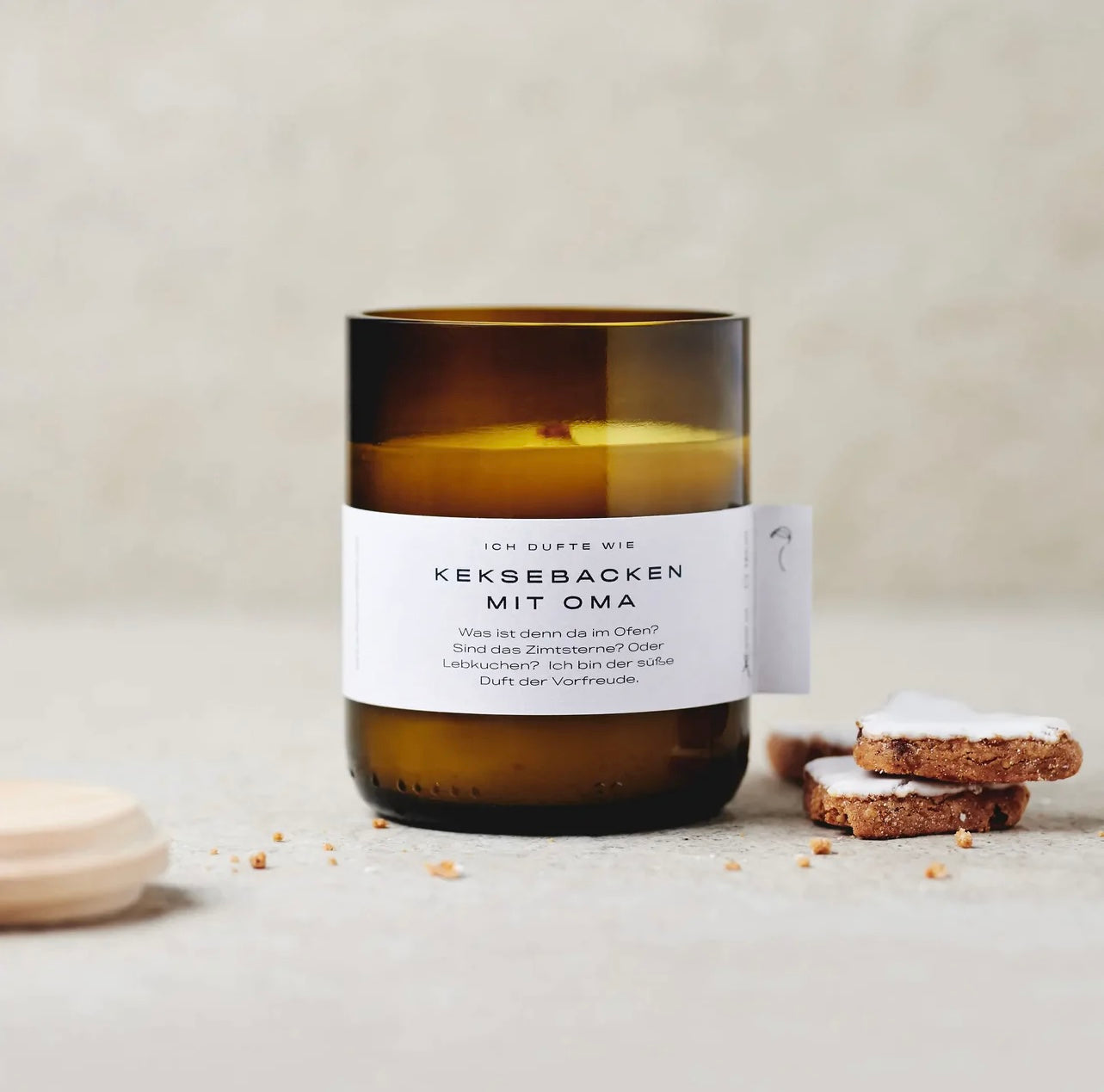 Nachhaltige Duftkerze aus recycelten Flaschen - Handgegossen aus reinem Sojawachs mit Knister-Holzdocht "Keksebacken mit Oma"
