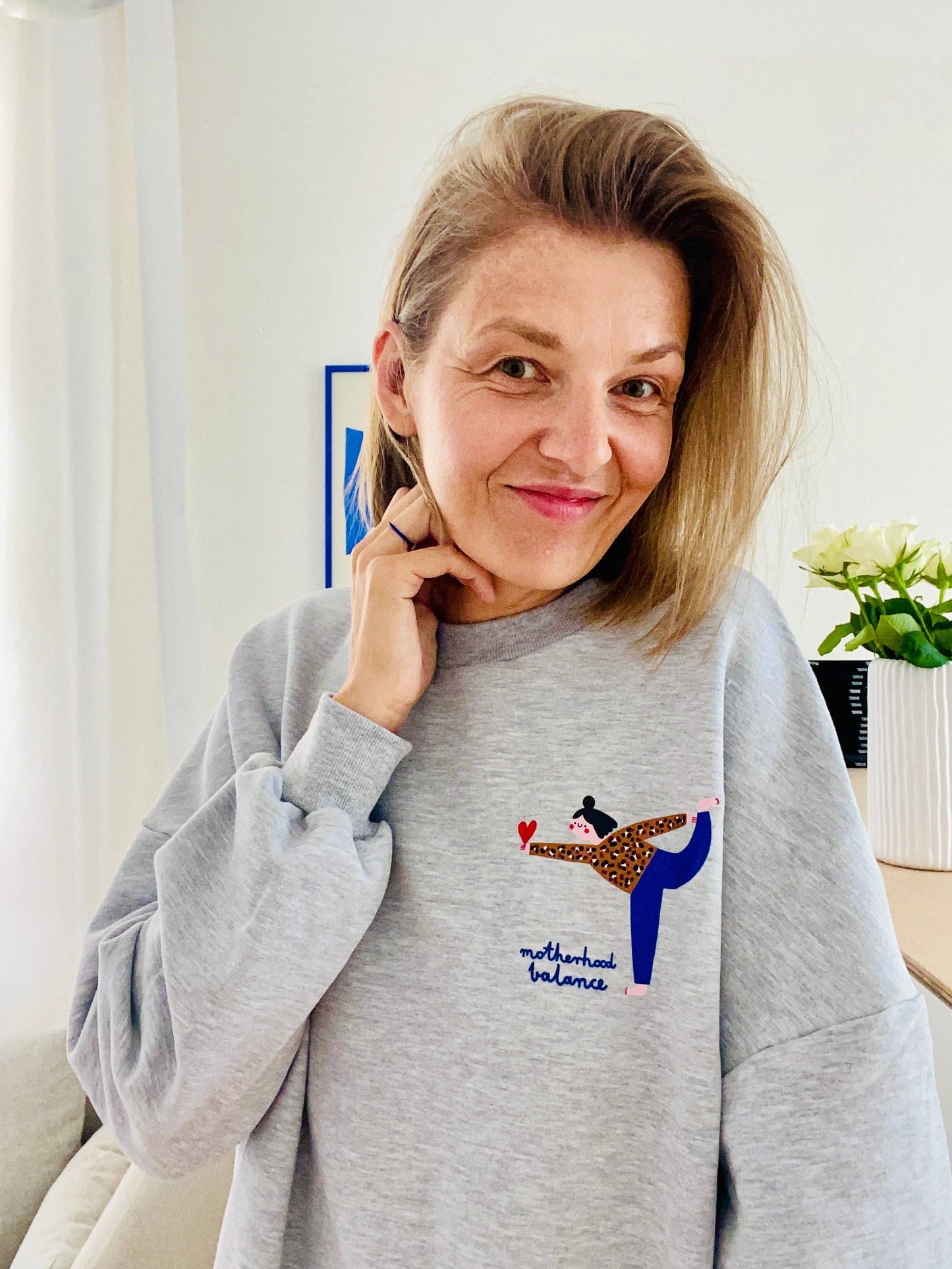 Sweatshirt „MOTHERHOOD BALANCE“ in Grau – Stilvoller Komfort mit Statement