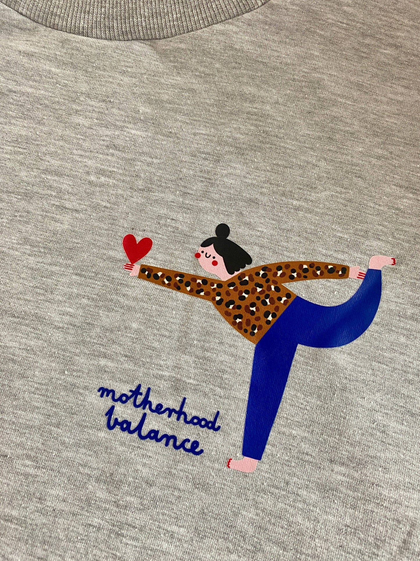Sweatshirt „MOTHERHOOD BALANCE“ in Grau – Stilvoller Komfort mit Statement