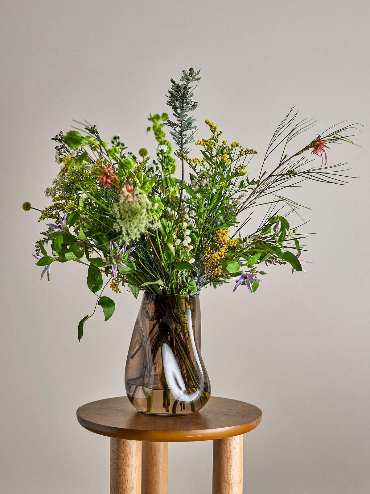 Bloomingville Ingolf Vase – Rauchbraunes Glas & skandinavische Eleganz