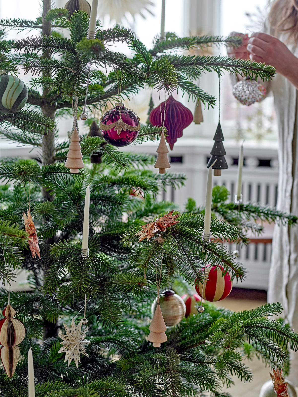 Bloomingville Jivani Weihnachtsanhänger – 6 Holz-Tannen für natürliche Skandi-Weihnachten