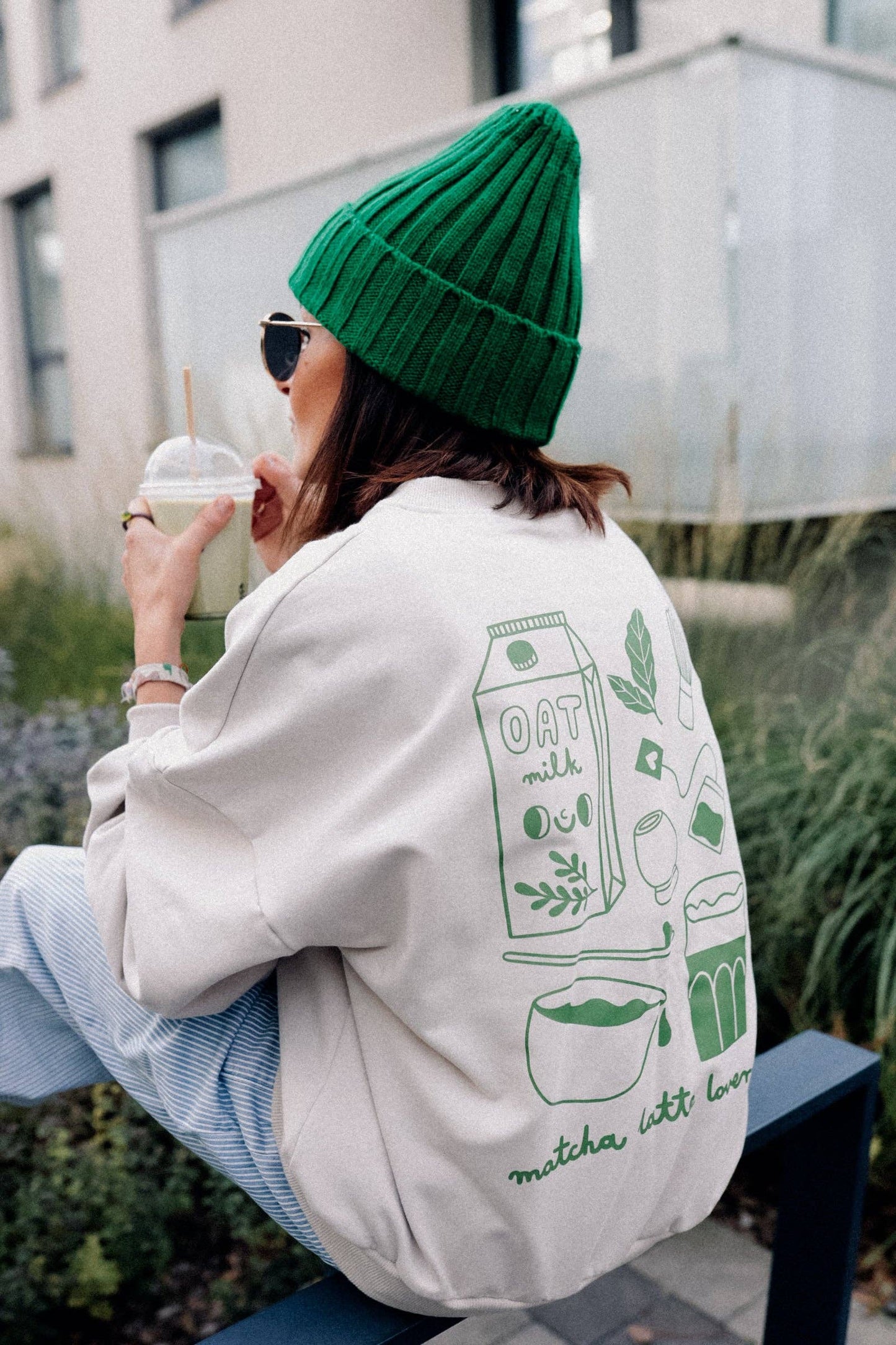Sweatshirt „MATCHA LATTE LOVER“ in Creme – Stilvoller Komfort mit Statement