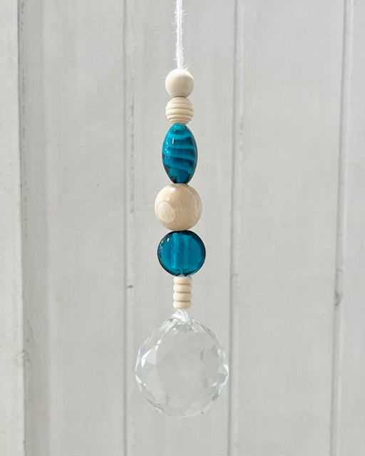 Handgemachter Suncatcher Sonnenfänger No17 mit Holzperlen, türkis/natur, Boho-Fensterdeko