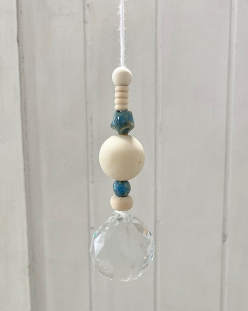 Handgemachter Suncatcher Sonnenfänger No1 mit Holzperlen und Keramikperlen in 4 verschiedenen Farben, Boho-Fensterdeko