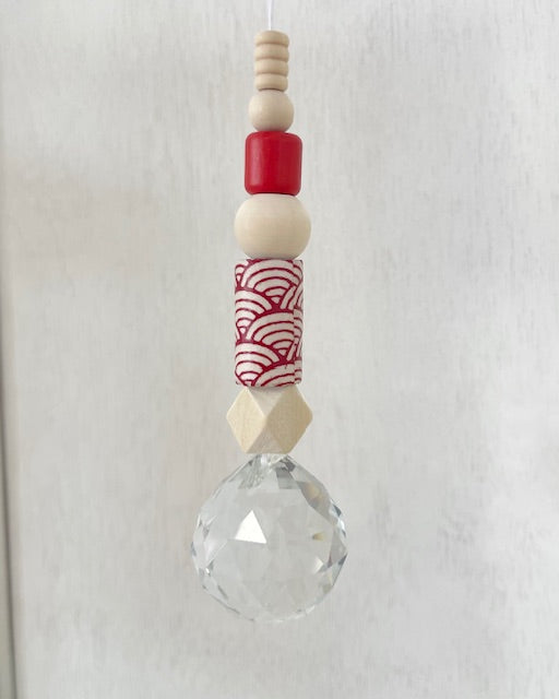 Handgemachter Suncatcher Sonnenfänger No3 mit Holzperlen, Natur/rot, Boho-Fensterdeko