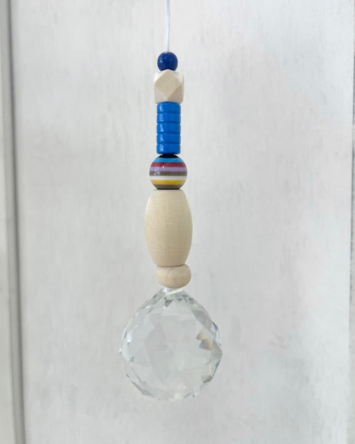 Handgemachter Suncatcher Sonnenfänger No4 mit Holzperlen, Natur/blau, Boho-Fensterdeko