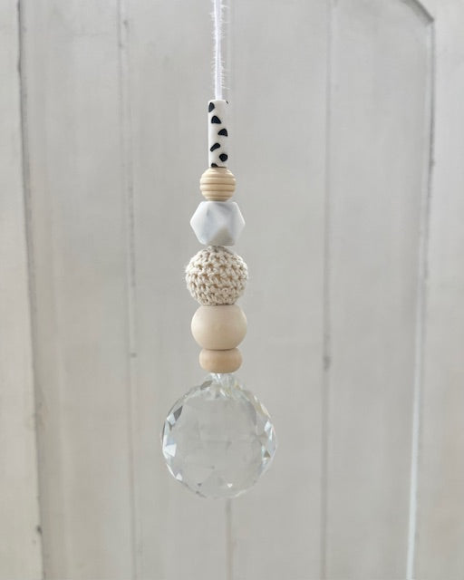 Handgemachter Suncatcher Sonnenfänger No2 mit Holzperlen, Natur/Dalmatiner, Boho-Fensterdeko