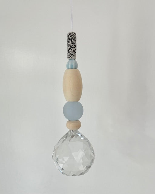 Handgemachter Suncatcher Sonnenfänger No6 mit Holzperlen, Natur/hellblau, Boho-Fensterdeko