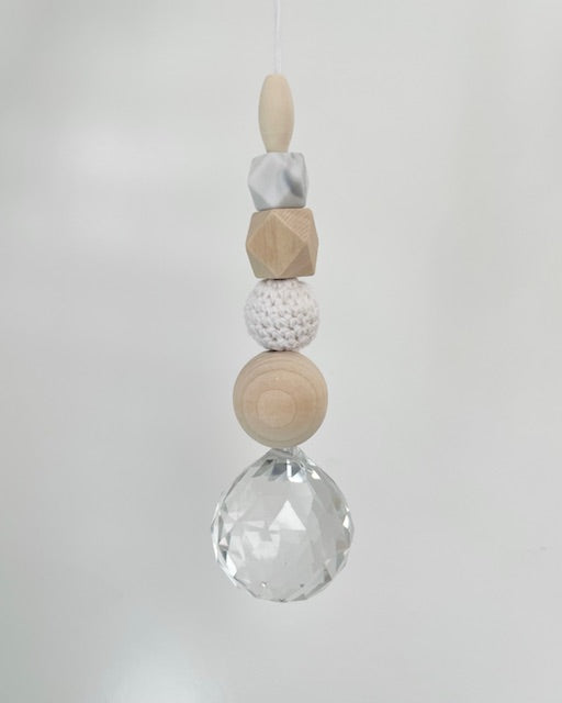 Handgemachter Suncatcher Sonnenfänger No10 mit Holzperlen, weiß, Boho-Fensterdeko