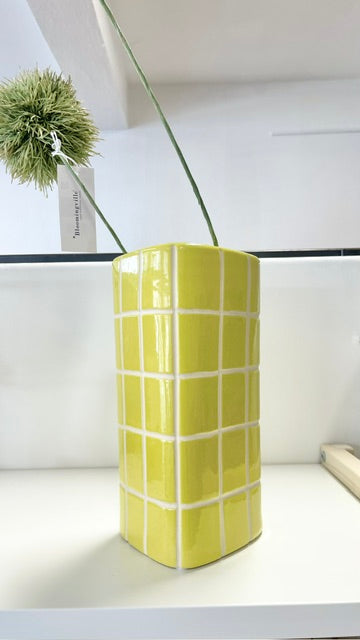 Dreieckige Design-Vase in Lime Gelb – modernes Statement für dein Zuhause