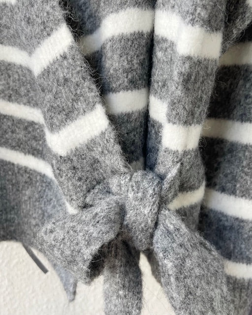 Kuschelige Strickjacke zum Binden - One Size, Grau mit weißen Streifen