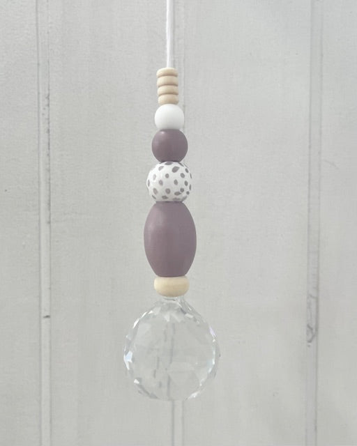 Handgemachter Suncatcher Sonnenfänger mit Holzperlen, lila/weiß, Boho-Fensterdeko