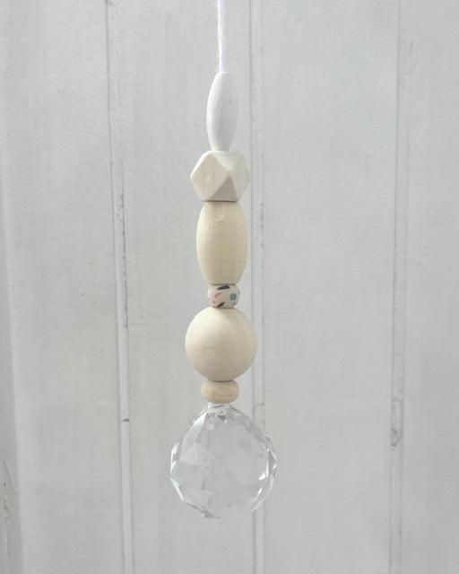 Handgemachter Suncatcher Sonnenfänger mit Holzperlen, Naturtöne/Dots, Boho-Fensterdeko