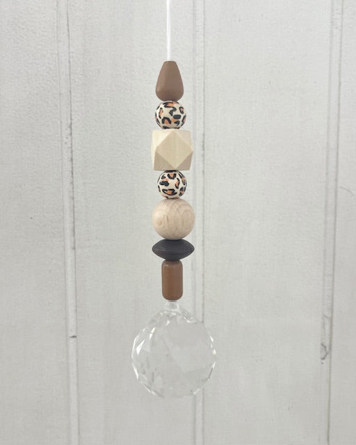 Handgemachter Suncatcher Sonnenfänger mit Holzperlen, braun/Leo Boho-Fensterdeko