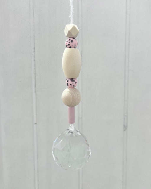 Handgemachter Suncatcher Sonnenfänger mit Holzperlen, Naturtöne/rosa Boho-Fensterdeko