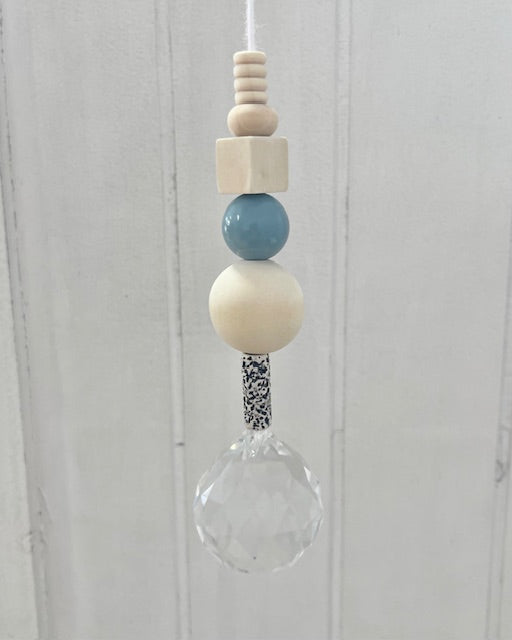 Handgemachter Suncatcher Sonnenfänger mit Holzperlen, schwarz/blau Boho-Fensterdeko