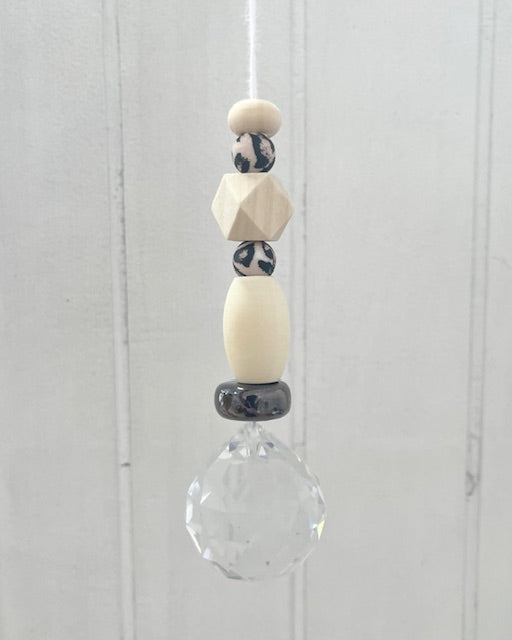 Handgemachter Suncatcher Sonnenfänger mit Holzperlen, Naturtöne/Leo Boho-Fensterdeko