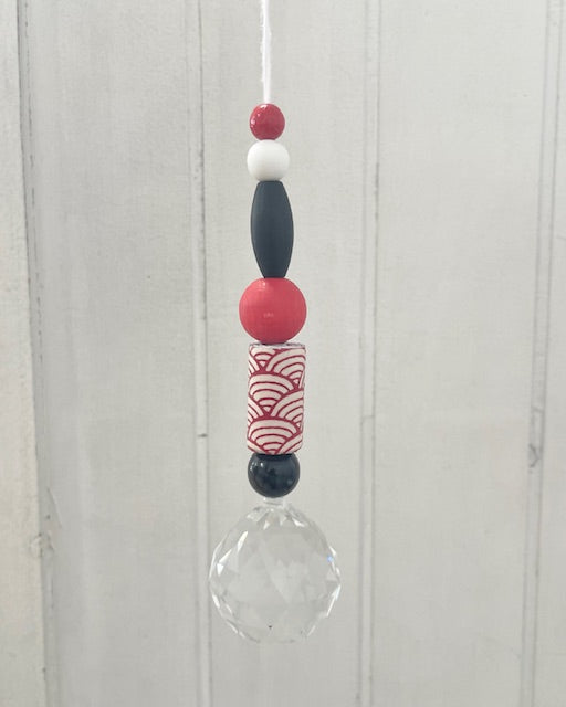 Handgemachter Suncatcher Sonnenfänger mit Holzperlen rot/schwarz, Boho-Fensterdeko