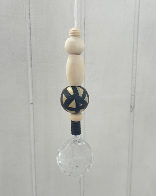 Handgemachter Suncatcher Sonnenfänger mit Holzperlen Naturtöne/schwarz, Boho-Fensterdeko