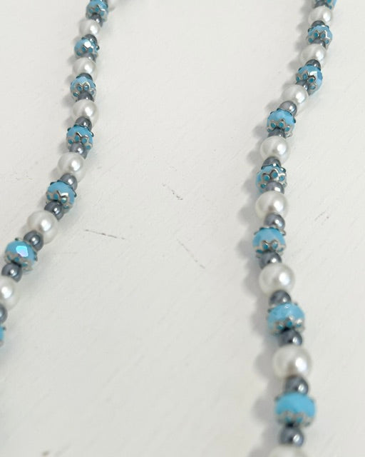 Perlenkette in Hellblau, Weiß & Silber – zeitlose Eleganz mit zartem Glanz