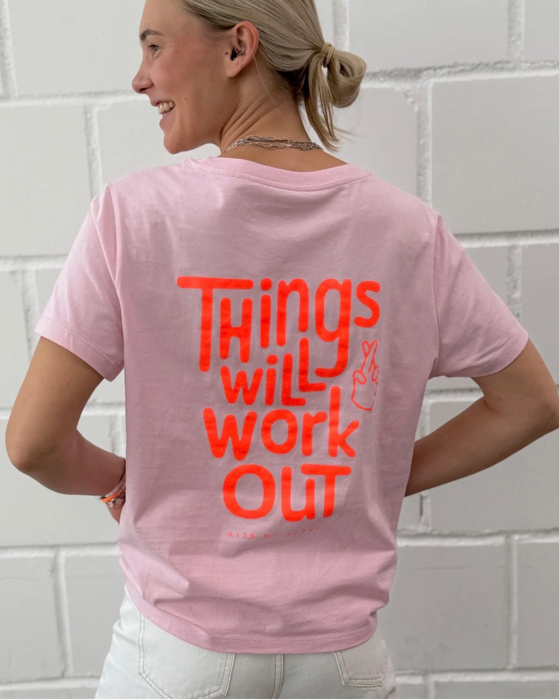 THINGS WILL WORK OUT – Damen T-Shirt in Rosa mit Neon-Print